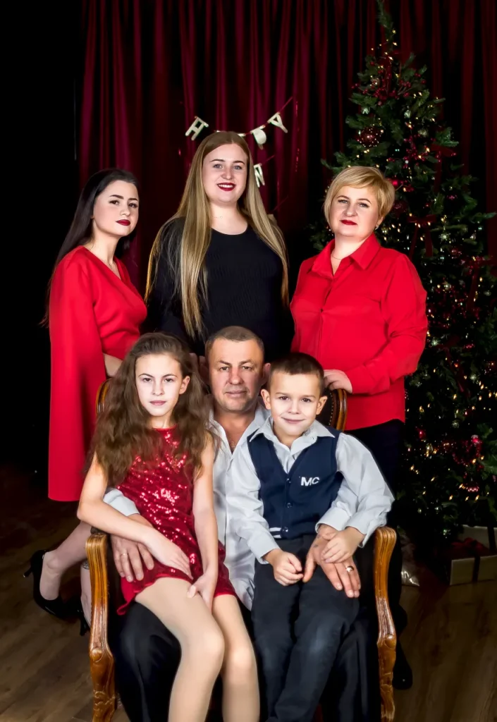 Новогодняя фотосессия для большой семьи в студии